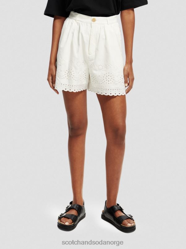kvinner broderie anglaise shorts i økologisk bomull vanilje hvit N40XD242 klær Scotch & Soda