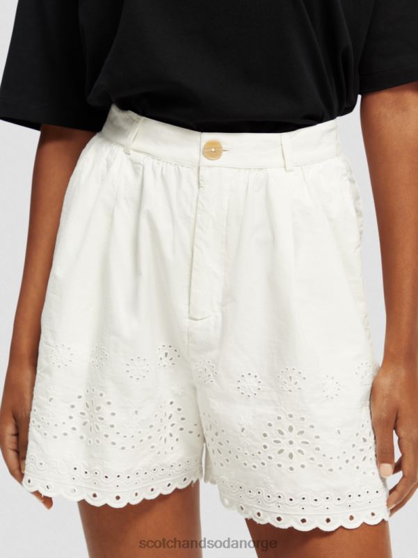 kvinner broderie anglaise shorts i økologisk bomull vanilje hvit N40XD242 klær Scotch & Soda