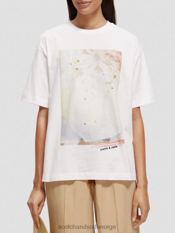 kvinner t-skjorte med kunstverk i løs passform hvit N40XD77 klær Scotch & Soda