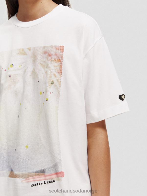 kvinner t-skjorte med kunstverk i løs passform hvit N40XD77 klær Scotch & Soda