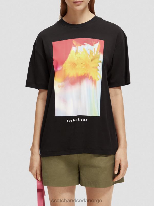kvinner t-skjorte med kunstverk i løs passform svart N40XD93 klær Scotch & Soda