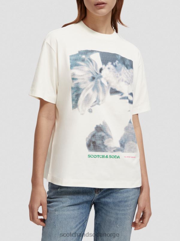 kvinner t-skjorte med kunstverk i løs passform vanilje hvit N40XD76 klær Scotch & Soda