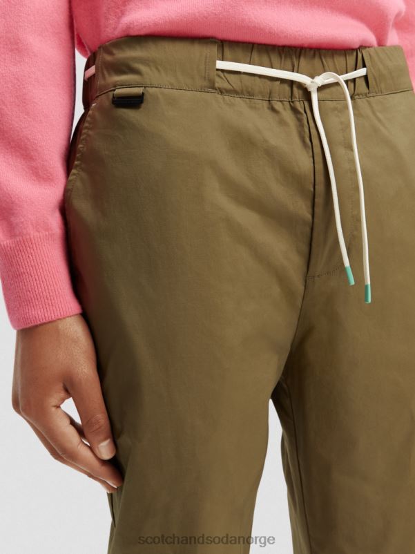 menn favorittjoggeren i poplin med konisk passform kaki N40XD485 klær Scotch & Soda