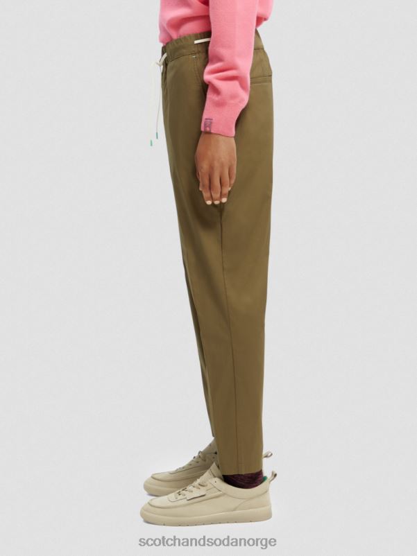 menn favorittjoggeren i poplin med konisk passform kaki N40XD485 klær Scotch & Soda