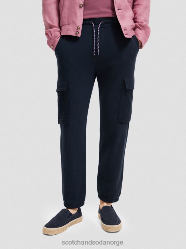 menn jogger i økologisk bomull med cargolommer natt N40XD493 klær Scotch & Soda