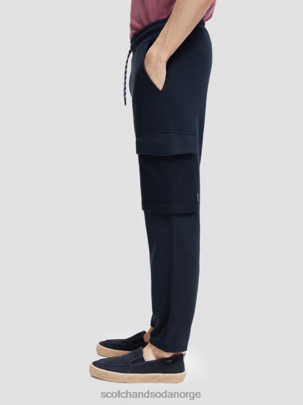 menn jogger i økologisk bomull med cargolommer natt N40XD493 klær Scotch & Soda