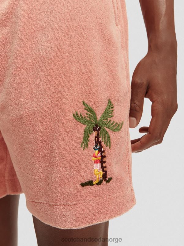 menn broderte bermudashorts med håndkle flamingo N40XD592 klær Scotch & Soda