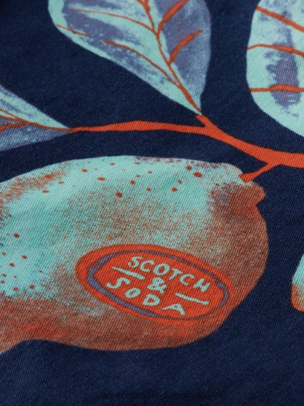 menn chino-shortsen med stuart-print marine frukter aop N40XD624 klær Scotch & Soda