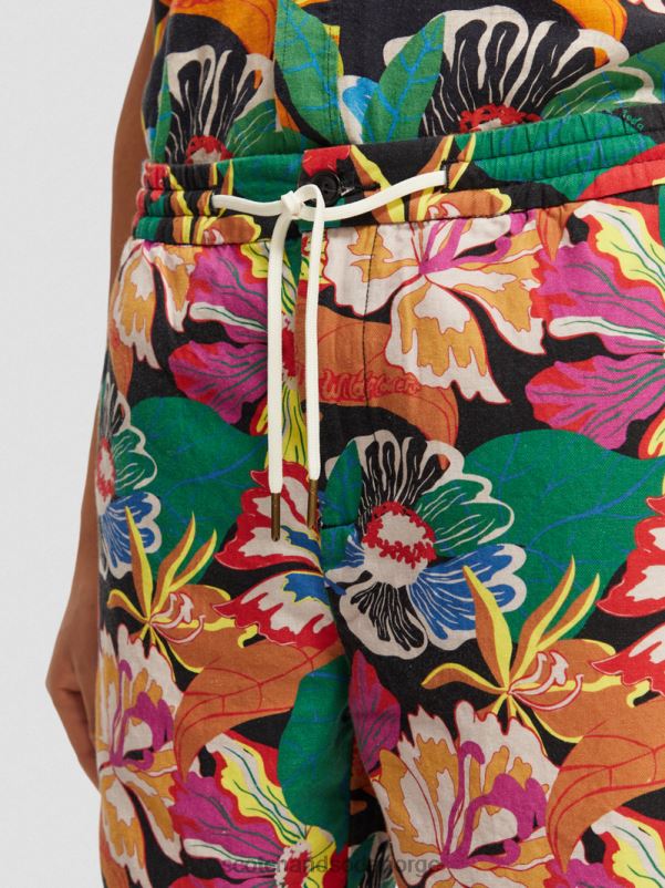 menn favorittbermudashortsene i lin svart floral aop N40XD611 klær Scotch & Soda
