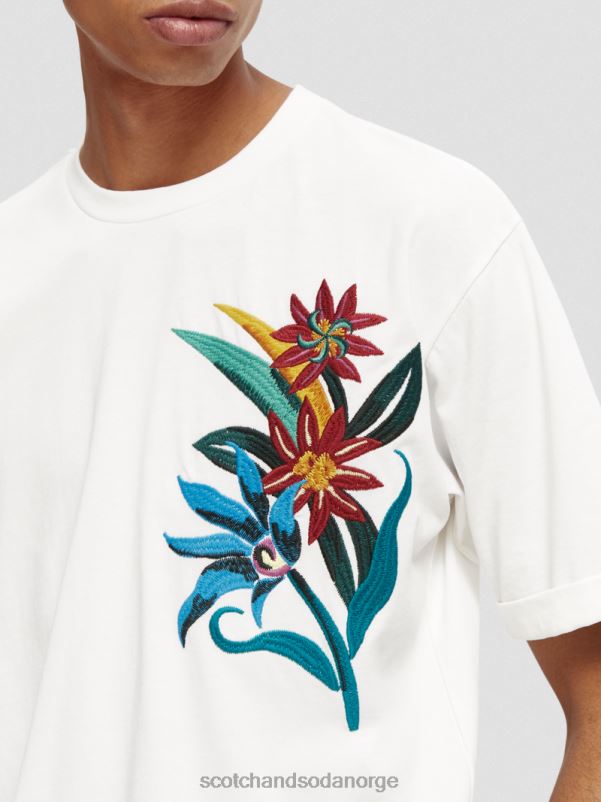 menn økologisk t-skjorte med blomsterbrodert avslappet passform hvit N40XD353 klær Scotch & Soda