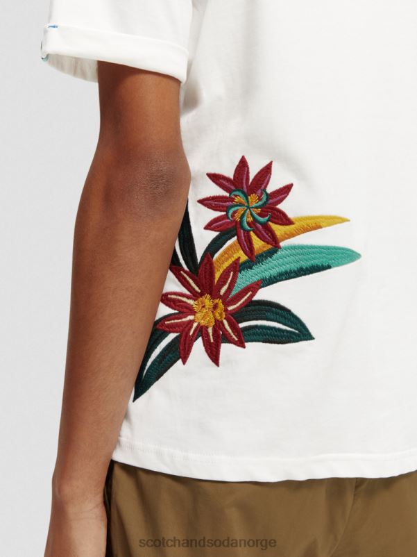 menn økologisk t-skjorte med blomsterbrodert avslappet passform hvit N40XD353 klær Scotch & Soda