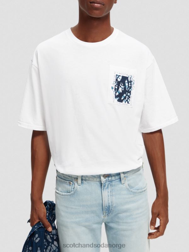 menn t-skjorte med kunstverk i løs passform hvit N40XD373 klær Scotch & Soda