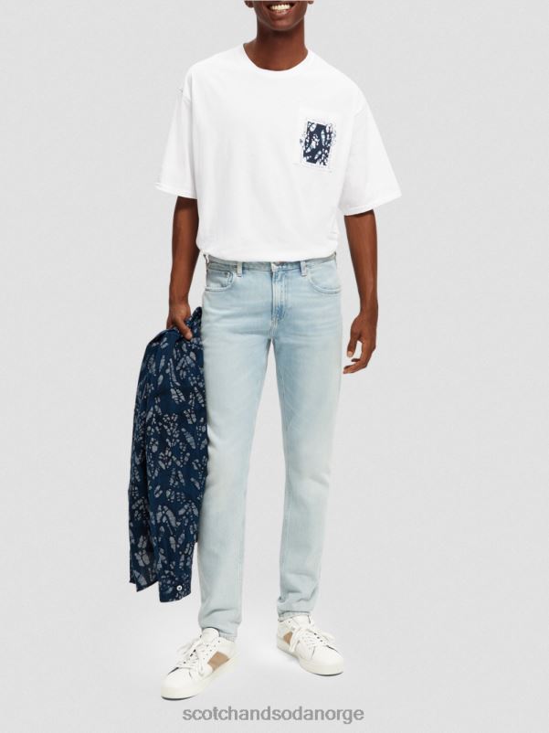 menn t-skjorte med kunstverk i løs passform hvit N40XD373 klær Scotch & Soda