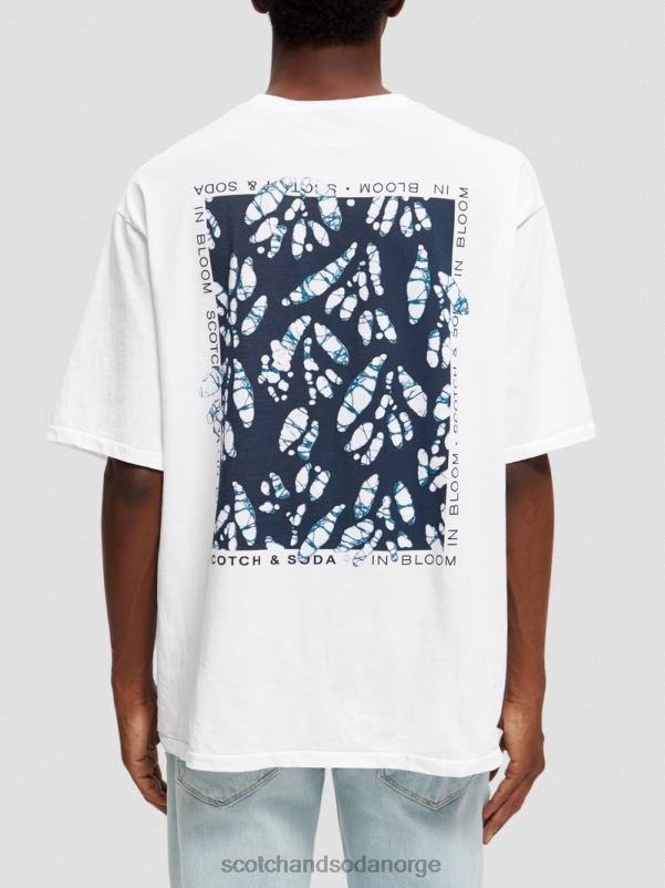 menn t-skjorte med kunstverk i løs passform hvit N40XD373 klær Scotch & Soda