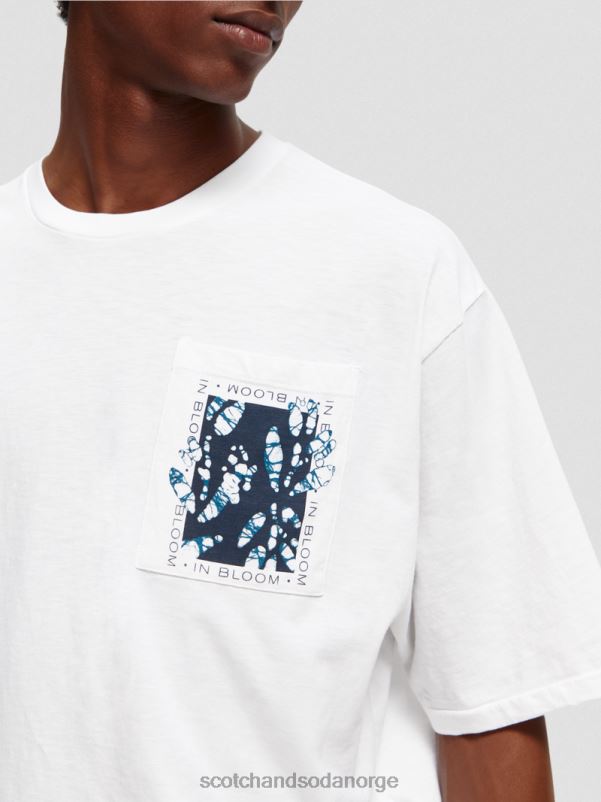 menn t-skjorte med kunstverk i løs passform hvit N40XD373 klær Scotch & Soda