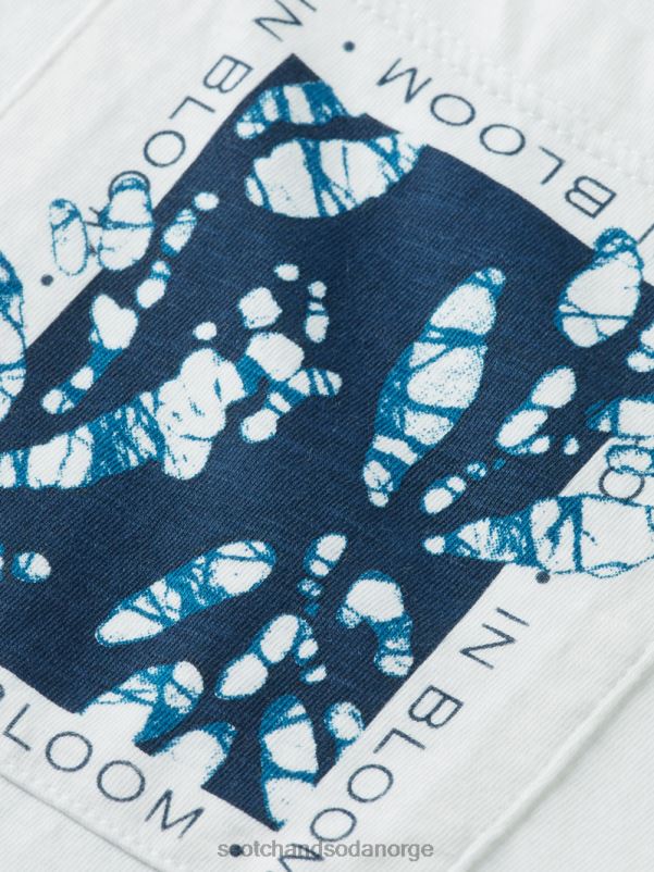 menn t-skjorte med kunstverk i løs passform hvit N40XD373 klær Scotch & Soda