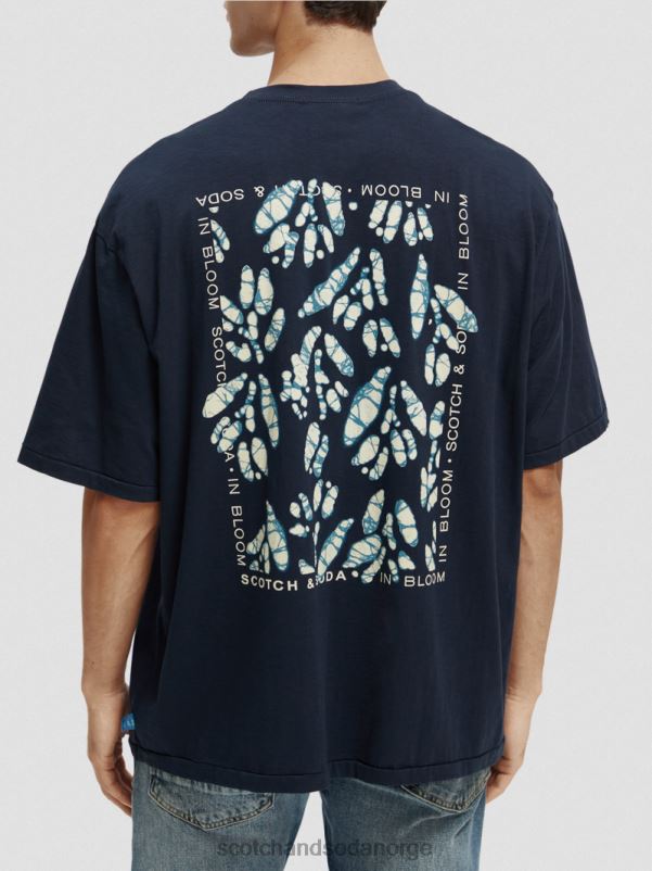 menn t-skjorte med kunstverk i løs passform natt N40XD372 klær Scotch & Soda