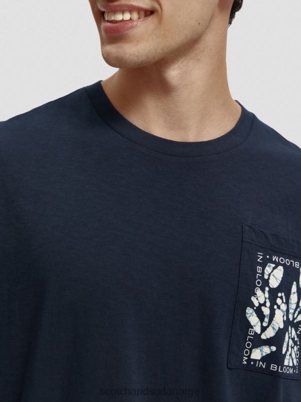 menn t-skjorte med kunstverk i løs passform natt N40XD372 klær Scotch & Soda
