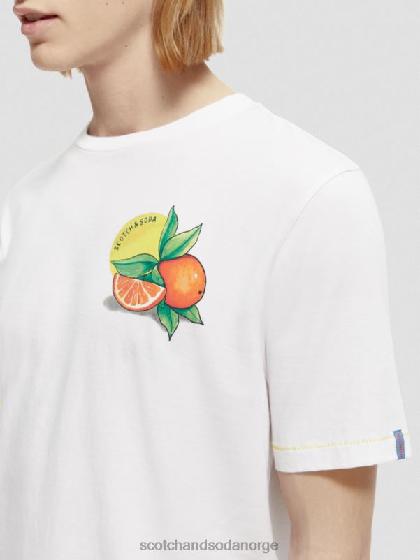 menn t-skjorte med kunstverk i vanlig passform hvit N40XD435 klær Scotch & Soda