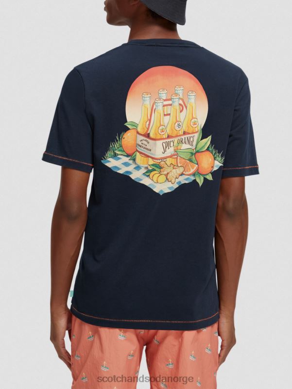 menn t-skjorte med kunstverk i vanlig passform marinen N40XD434 klær Scotch & Soda