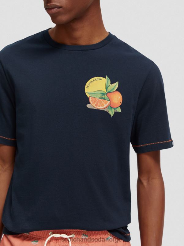 menn t-skjorte med kunstverk i vanlig passform marinen N40XD434 klær Scotch & Soda