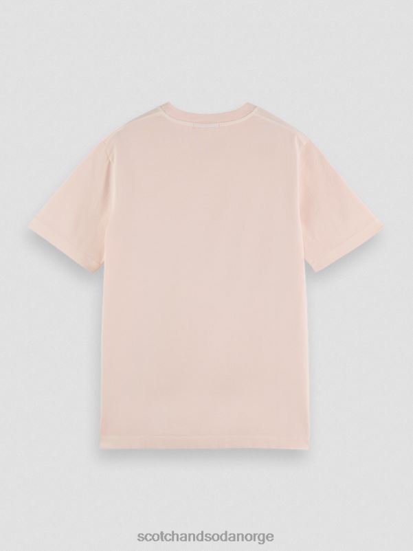 menn t-skjorte med vanlig passform, farget kunstverk rose N40XD356 klær Scotch & Soda