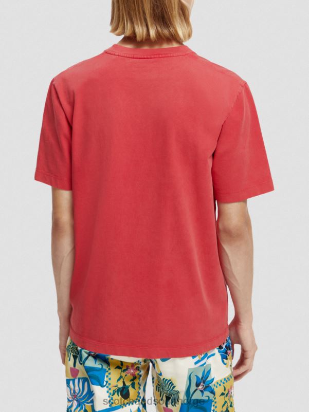 menn t-skjorte med vanlig passform, farget kunstverk tulipan rød N40XD357 klær Scotch & Soda